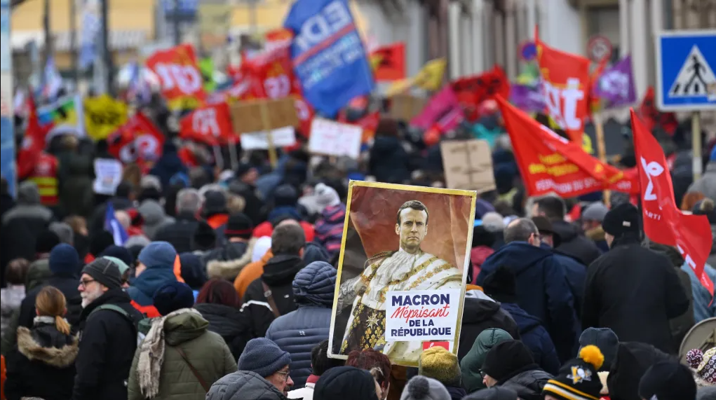 macron méprisant le peuple