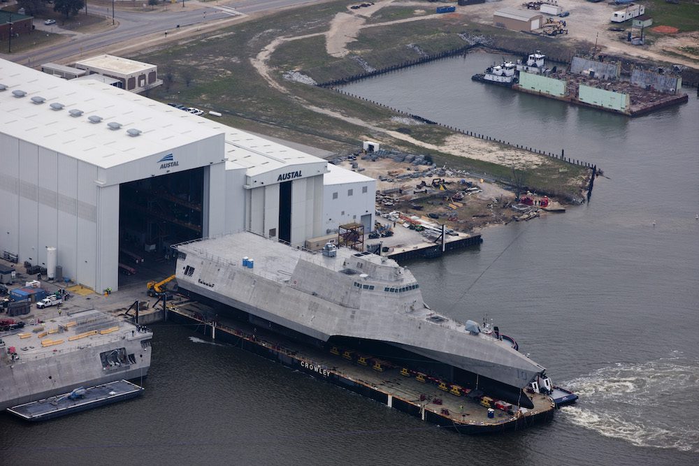 Une vue aérienne du navire de combat littoral USS Gabrielle Giffords (LCS 10) lors de son lancement au chantier naval Austal USA