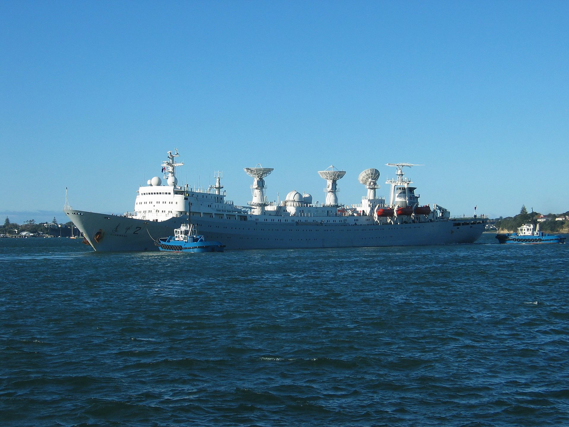 Un navire de surveillance chinois capable de suivre les lancements de roquettes et d'engins spatiaux a été amarré au port oriental de Durban cette semaine, moins de deux mois après que l'Afrique du Sud a suscité la colère des nations occidentales en organisant des exercices navals avec la Chine et la Russie.  La présence du Yuan Wang 5 , qui se dirige maintenant vers l'ouest selon les données compilées par Bloomberg, a déjà suscité l'inquiétude des rivaux géopolitiques de la Chine. En août, l'Inde s'est opp