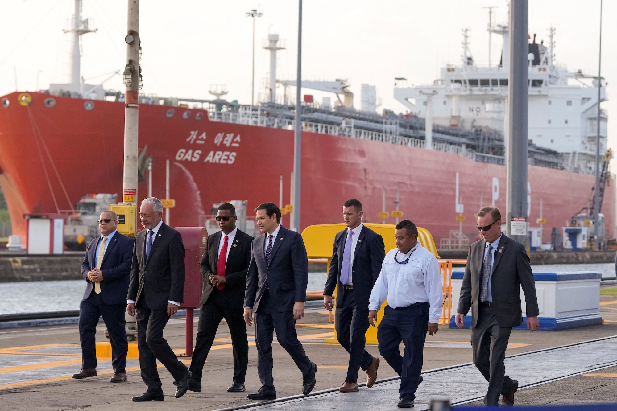 Le secrétaire d'État américain Marco Rubio visite les écluses de Miraflores du canal de Panama, à Panama City, le 2 février 2025