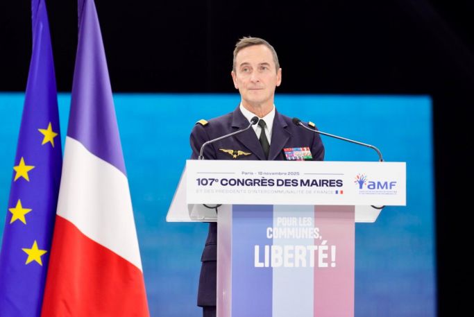 le chef d'état major  des armées face au maires de France